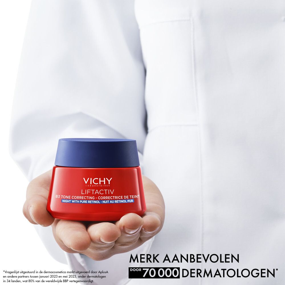 Man houdt Vichy Liftactiv B3 nachtcrème vast. Tekst: Aanbevolen door 70.000 dermatologen.