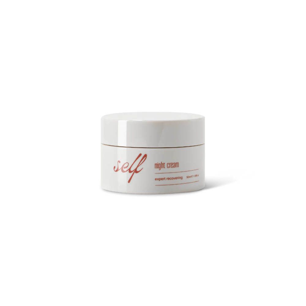 Witte crème pot. Opschrift "self", "night cream", "expert recovering". Rode tekst. 50ml/1.69 fl.oz.