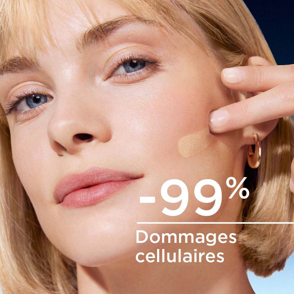 Femme tenant un flacon. BIODERMA PHOTODERM XDEFENSE, SPF 50+. Texte: Ultra-Fluide, Hydratant, Teinte 01.
