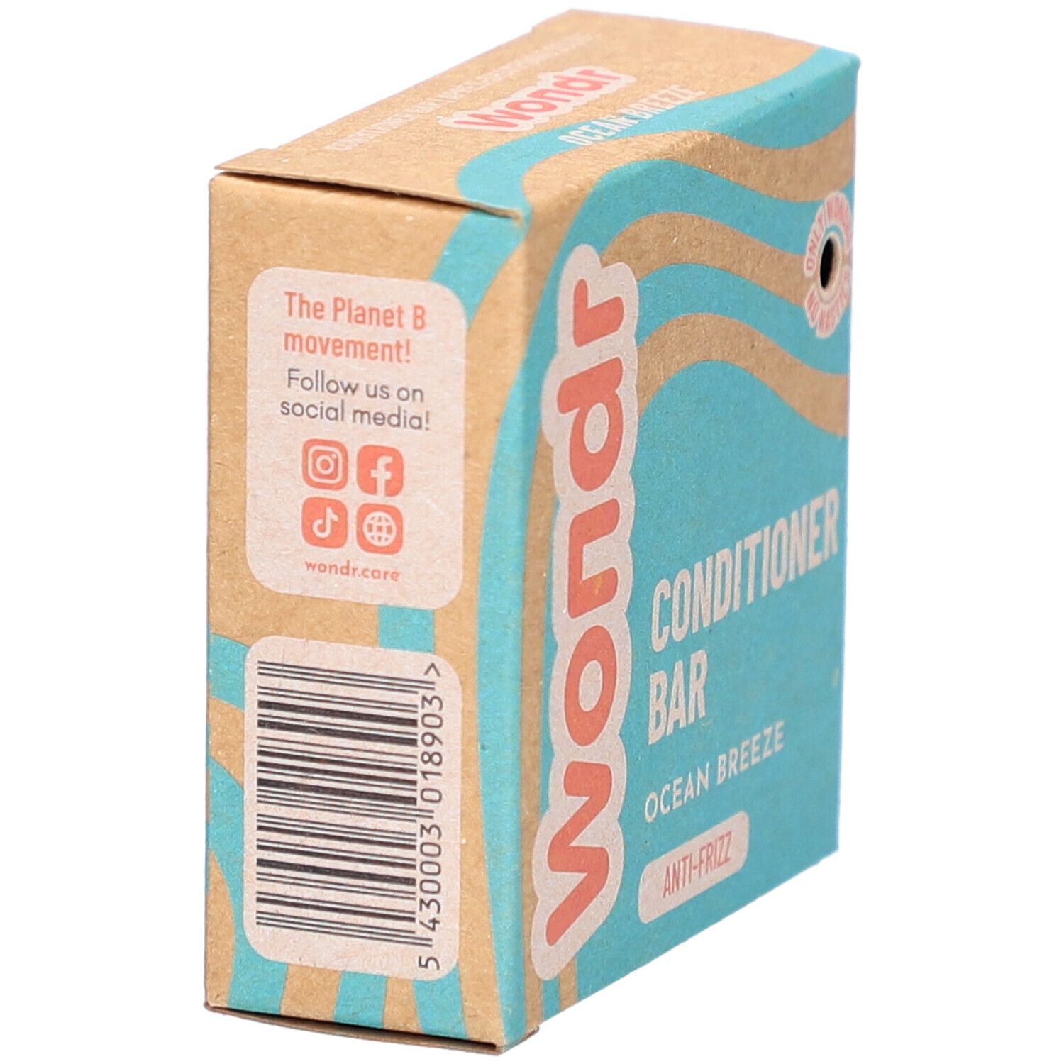 Boîte en carton. Inscription : Wondr, Conditioner Bar, Ocean Breeze, Anti-Frizz. Code-barres et logo réseaux sociaux.