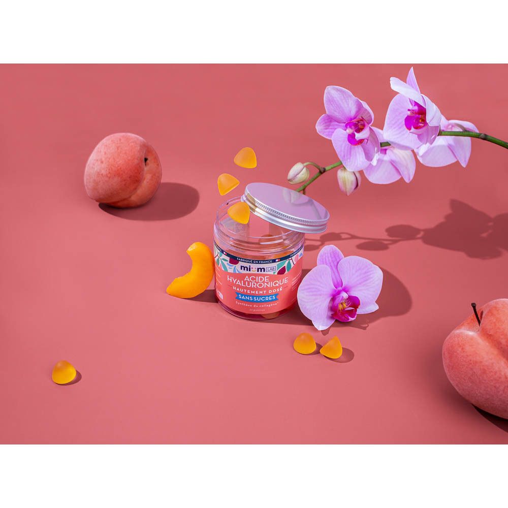 Product MIUM LAB Hyaluronzuur, perzik, bloemen. Op roze achtergrond.