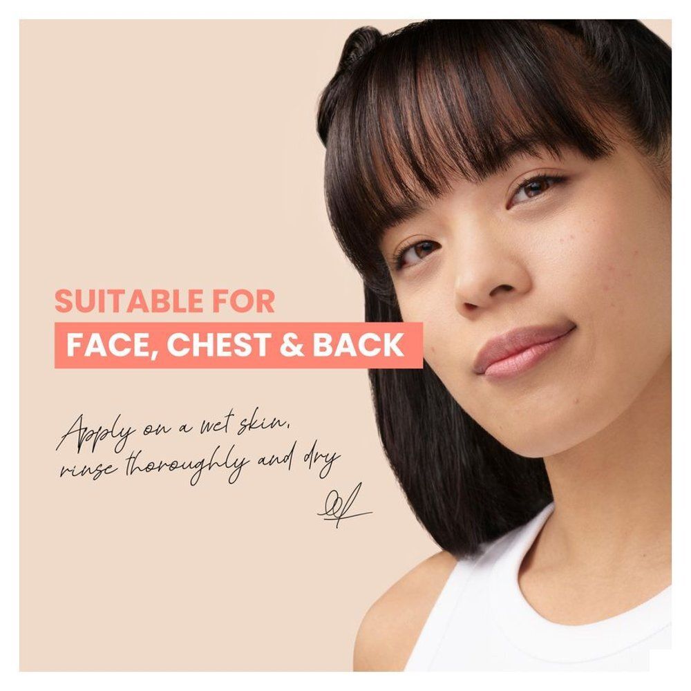 Jeune femme. Texte: Convient pour le visage, la poitrine et le dos. Appliquer sur peau humide, rincer et sécher.