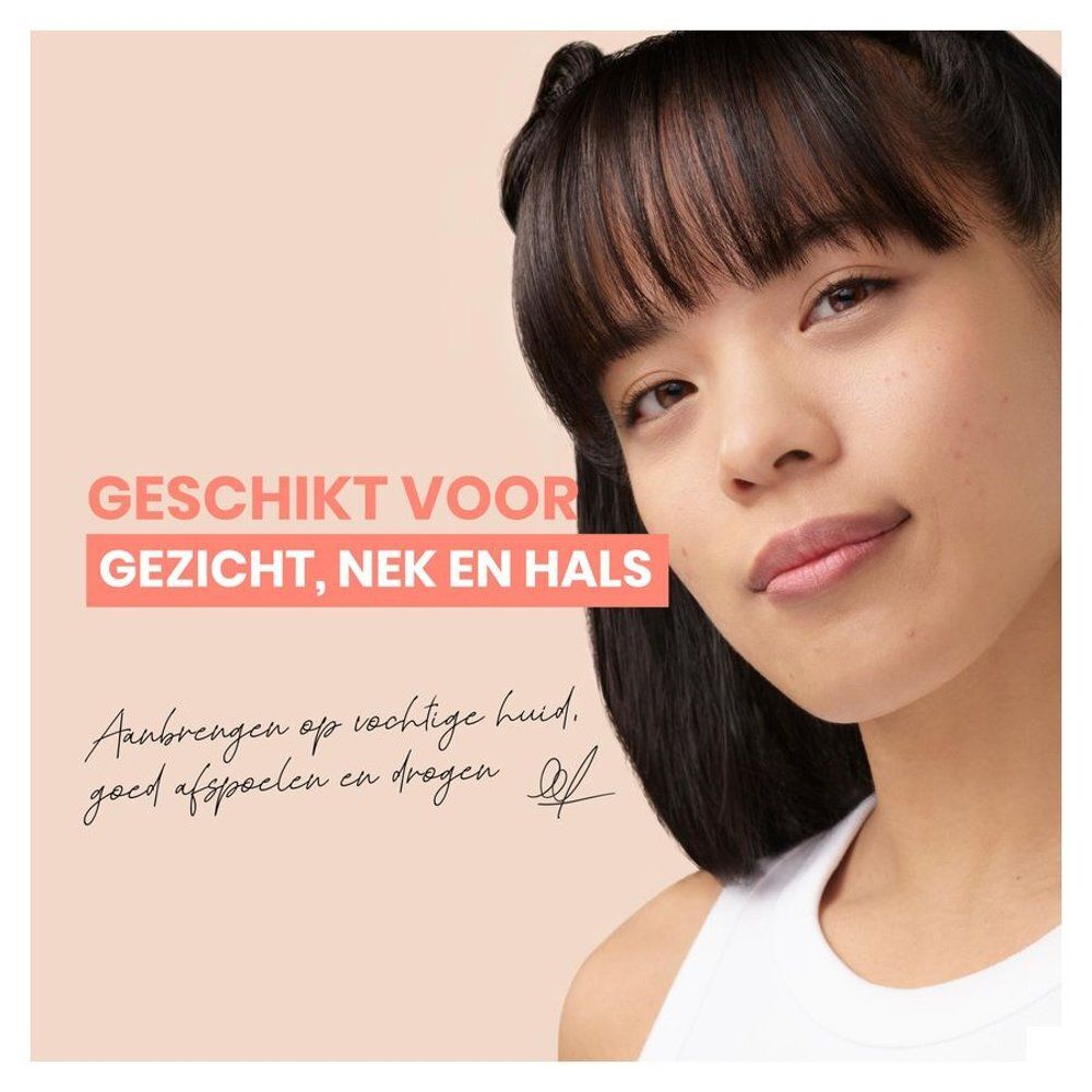 Jonge vrouw. Tekst: Geschikt voor gezicht, nek en hals. Aanbrengen op vochtige huid, afspoelen en drogen.