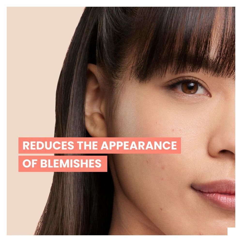 Gros plan d'un visage. Texte: Réduit l'apparence des imperfections.