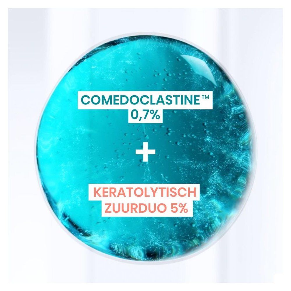 Close-up van een blauwe vloeistof. Tekst: Comedoclastin 0,7% + Keratolytisch zuurduo 5%.