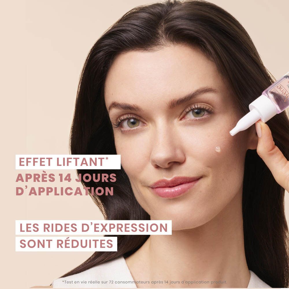 Vrouw brengt serum aan. Tekst: Effet liftant. Les rides d'expression sont réduites.