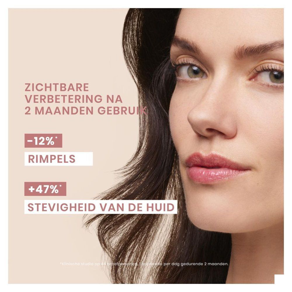 Vrouw met crème. Tekst: Een dermo-esthetische innovatie die de contouren van het gezicht lift.