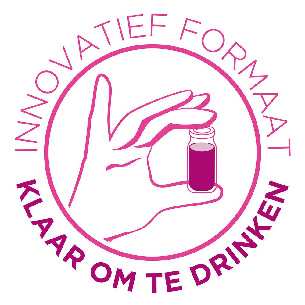 Innovatief drinkformaat. Hand houdt flesje vast. Roze achtergrond. Productnaam.