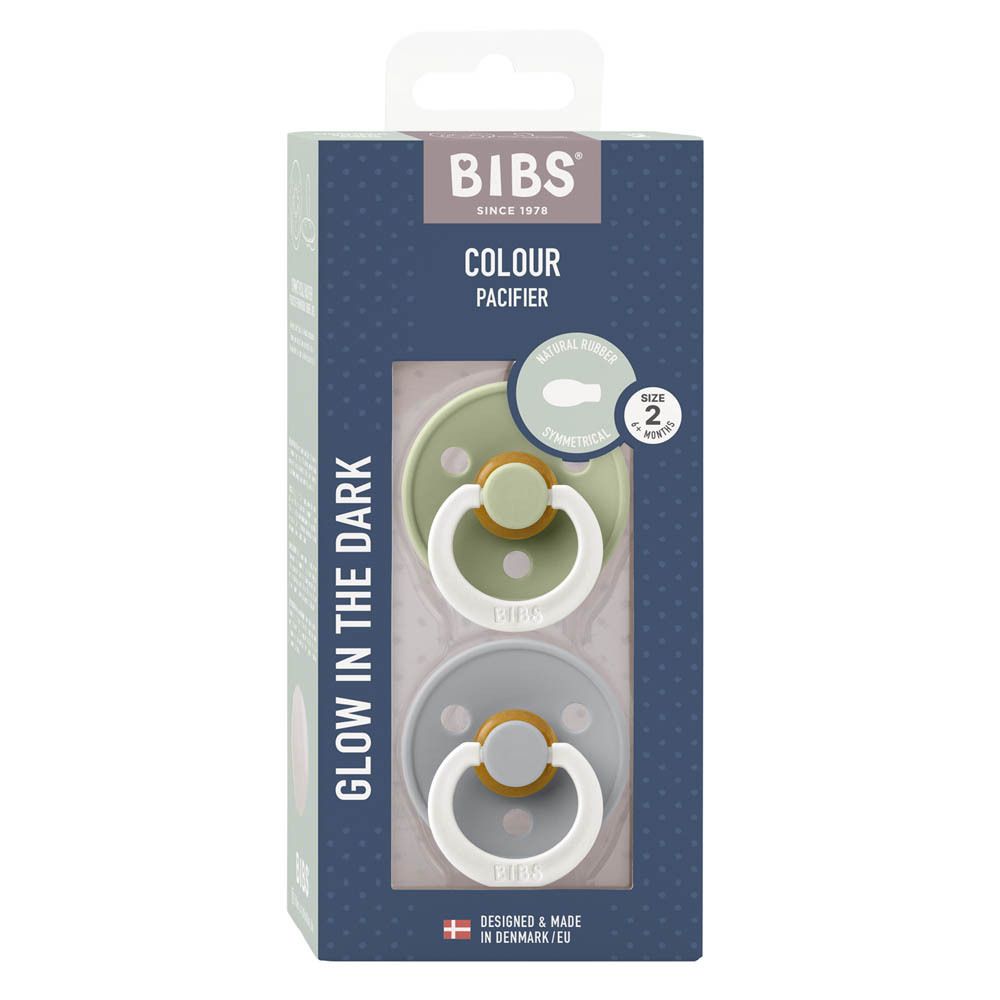 Verpakking met twee fopspenen. Zichtbaar: twee groene en blauwe fopspenen, witte ring en bruin element. Merk BIBS.
