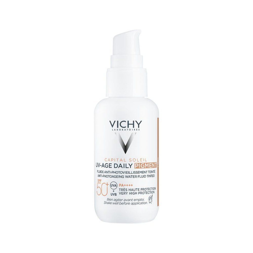 Witte fles met pomp. Opschrift: Vichy, Capital Soleil UV-Age Daily Pigment, SPF 50+. Getinte textuur.
