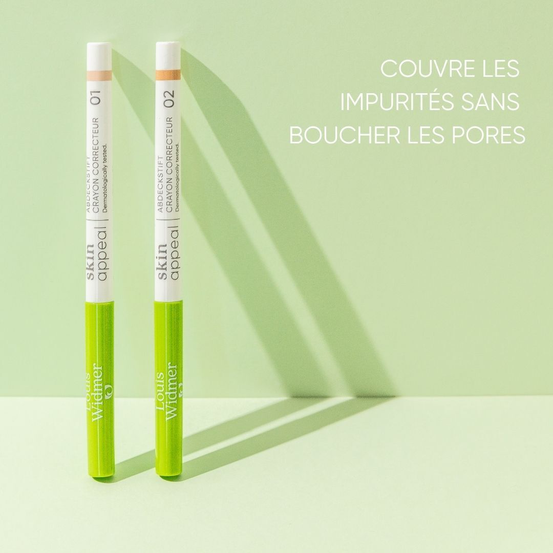 Deux crayons correcteurs Skin Appeal. Inscription Skin Appeal et Crayon Correcteur. Fond vert. Texte : Couvre les impuretés sans boucher les pores.