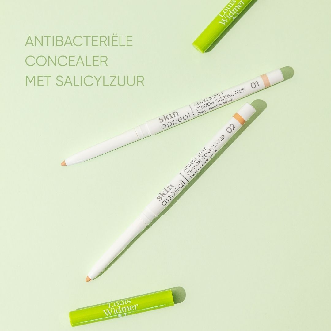 Coverstick 01 en 02. Groene stiften met witte schacht. Productnaam en kleurnummer. Groene achtergrond.