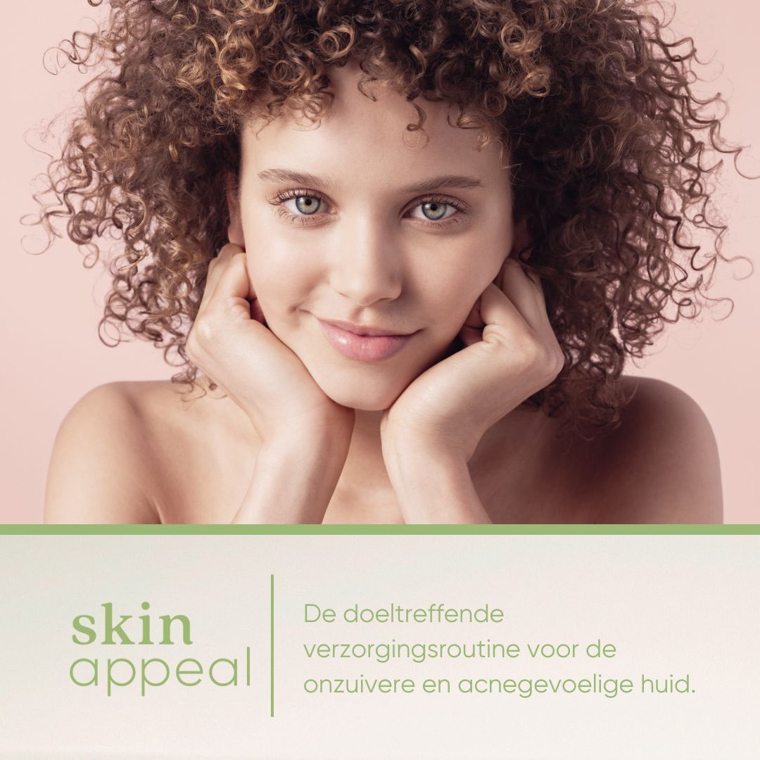 Vrouw met krullend haar. Tekst: Skin Appeal. De doeltreffende verzorgingsroutine voor de onzuivere en acnegevoelige huid.