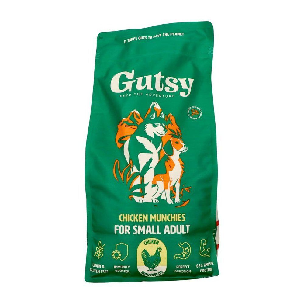 Groene zak Gutsy Chicken Munchies voor kleine volwassen honden. Illustratie van honden en bergen. Tekst: Grain & Gluten Free.