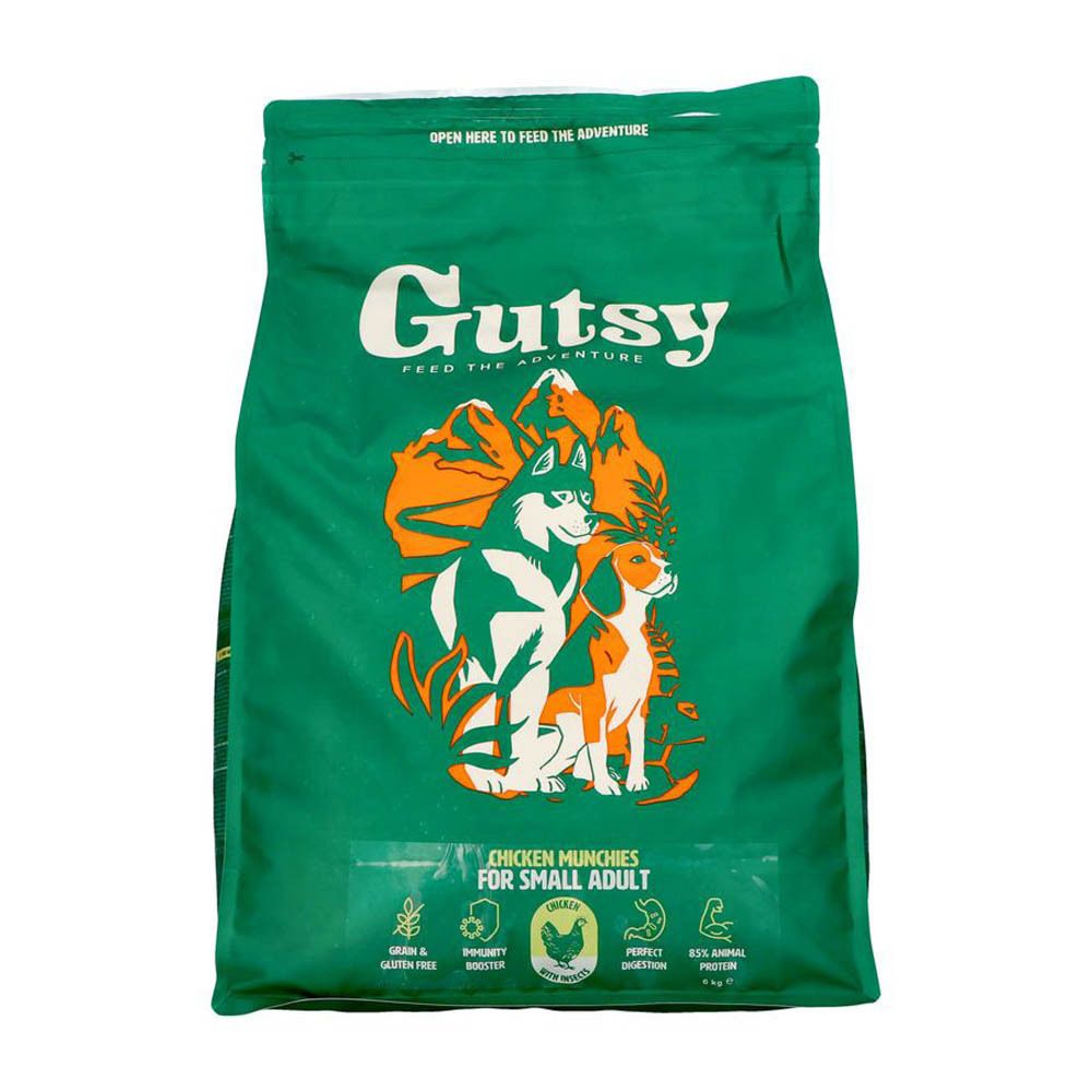 Groene zak met opdruk. Bevat hondenvoer. Opschrift: Gutsy, Chicken Munchies voor kleine honden. Afbeelding van hond en wolf.