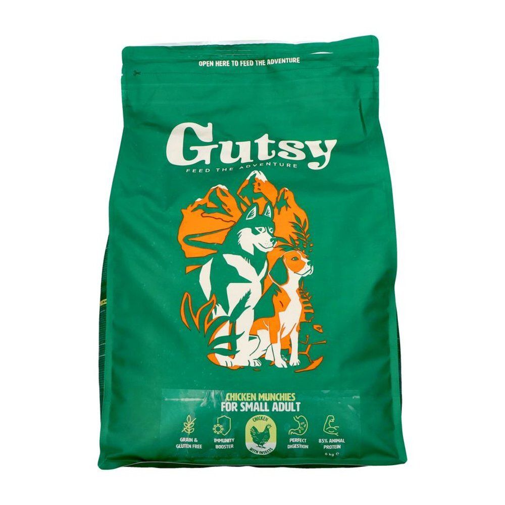 Sac vert Gutsy avec logo et chien/loup. Texte: Chicken Munchies pour Small Adult. Montagnes en arrière-plan.