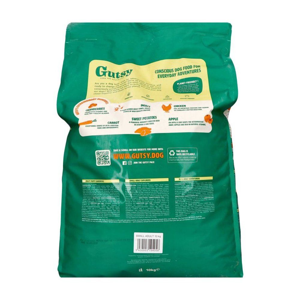 Achterkant van de groene Gutsy-zak. Tekst: Conscious Dog Food. Ingrediënten illustraties: veenbessen, insecten, kip, wortel, zoete aardappelen, appel.