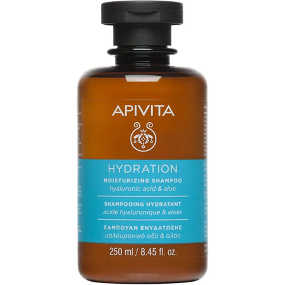 Bruine fles met zwarte dop. Opschrift: Apivita, Hydration, Moisturizing Shampoo. Blauw etiket met tekst.