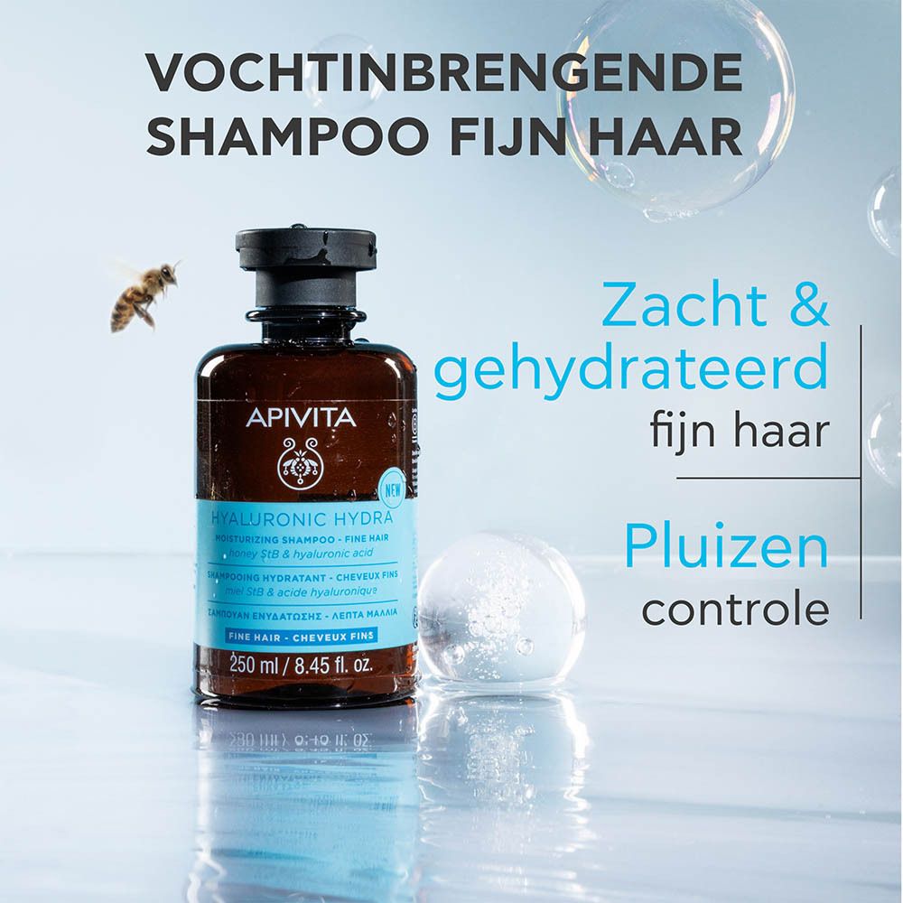 Promotionele afbeelding: Apivita Hyaluronic Hydra Shampoo voor fijn haar. Fles naast bubbels, bij vliegt. Tekst: Vochtinbrengende shampoo fijn haar.