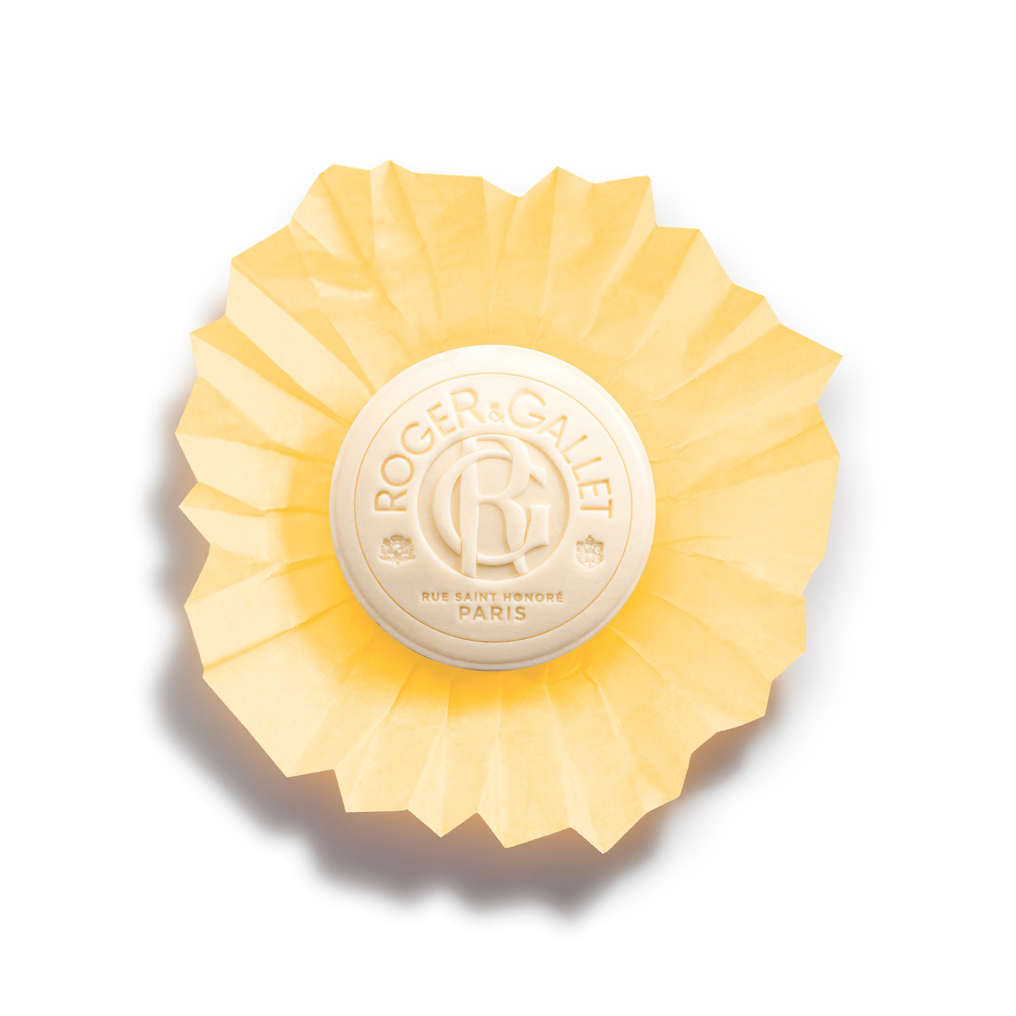 Zeep in gele papieren verpakking. Opschrift: Roger & Gallet. Witte achtergrond.