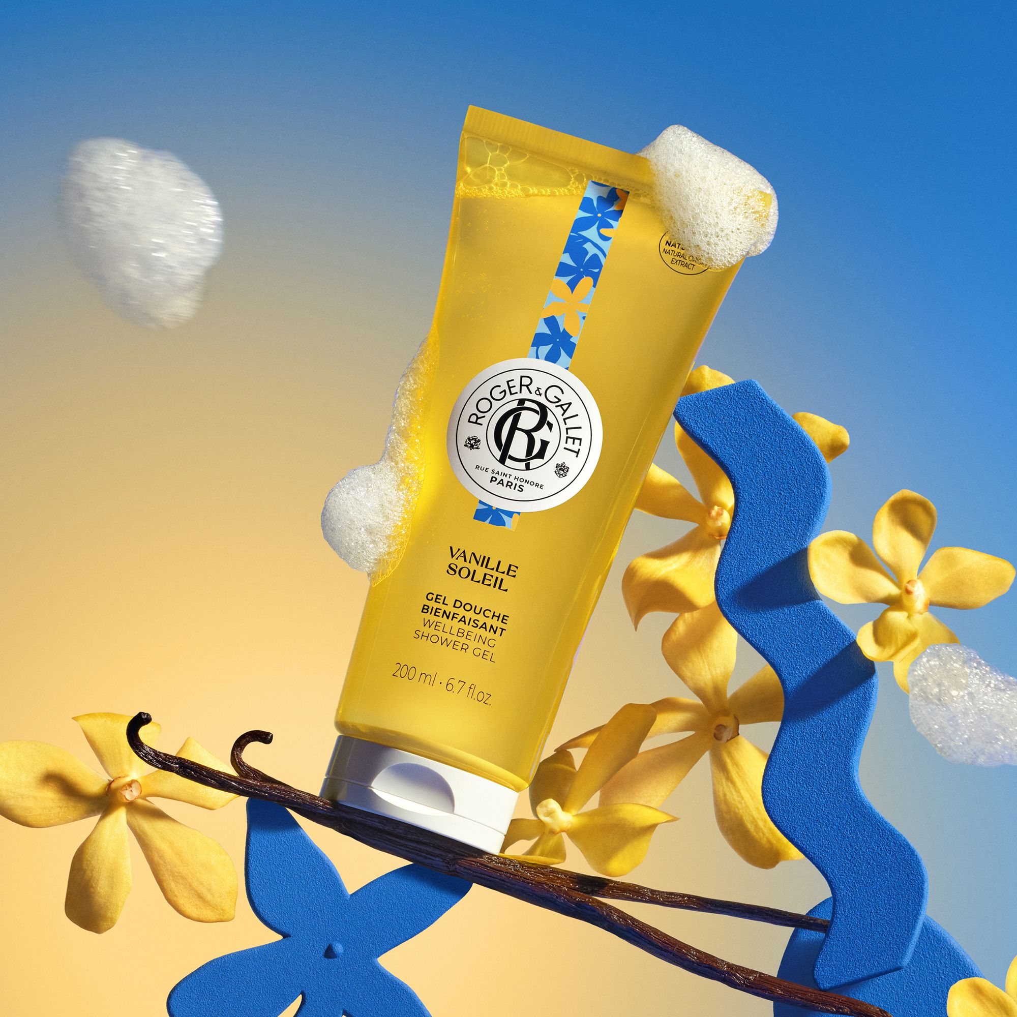 Tube jaune avec mousse et fleurs. Inscriptions: Roger&Gallet, Vanille Soleil, Gel Douche Bienfaisant. 200 ml. Avec gousse de vanille.