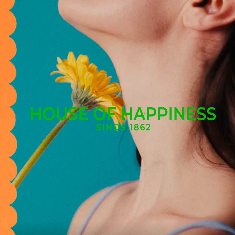 Vrouw met bloem. Tekst: House of Happiness. Sinds 1862.