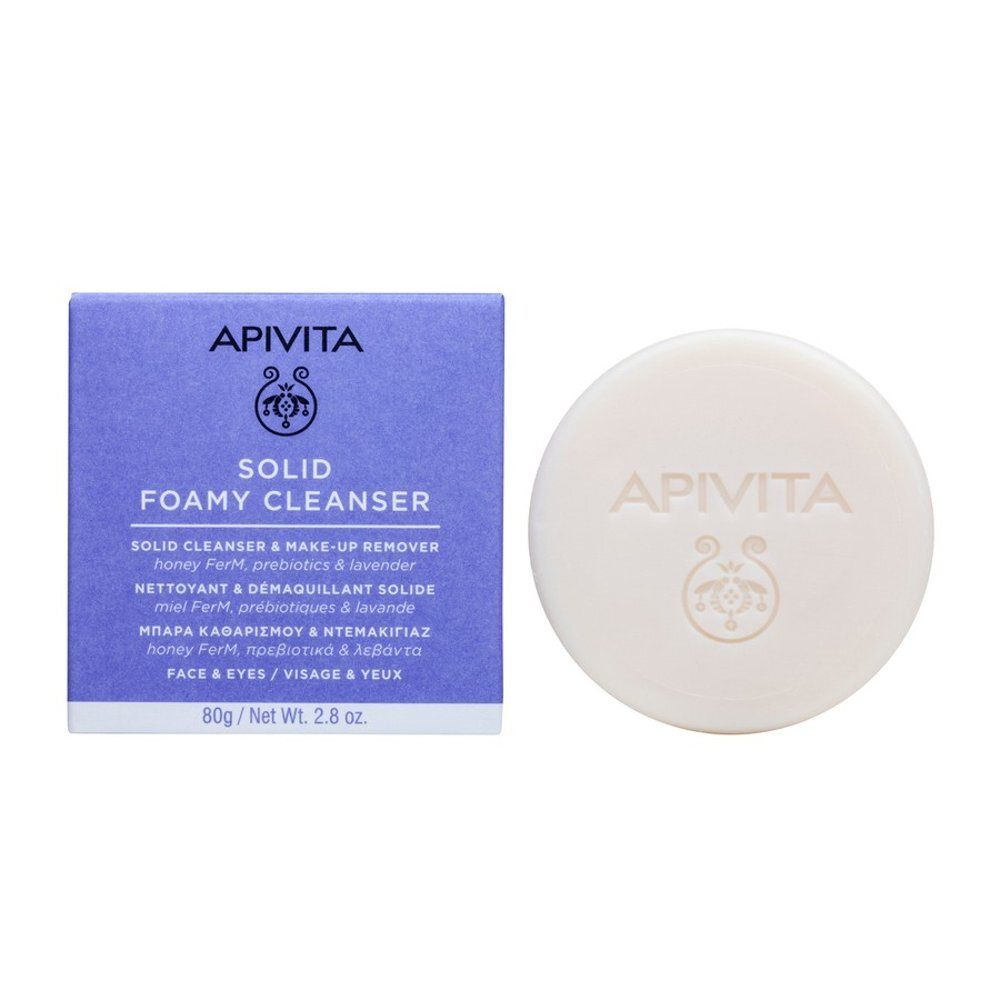 Paarse doos en ronde zeep. Opschrift: APIVITA, SOLID FOAMY CLEANSER. Meertalige tekst. Zeep.