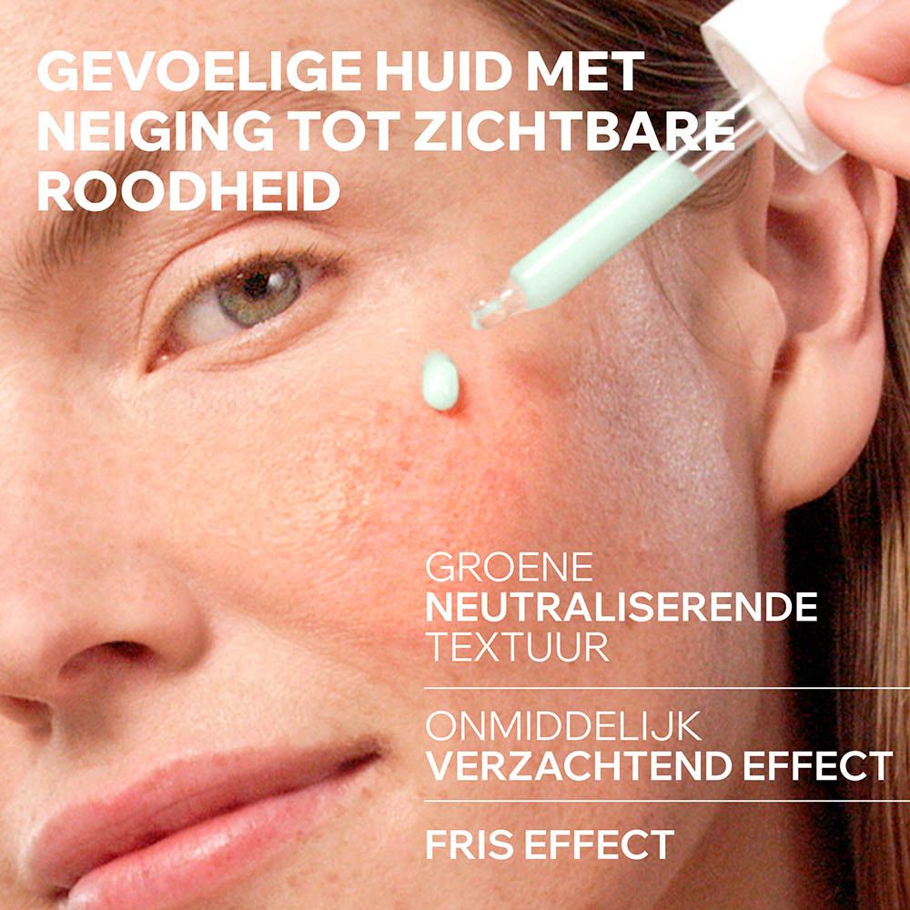 Gezicht met serumapplicatie. Groene textuur, verzachtend effect.
