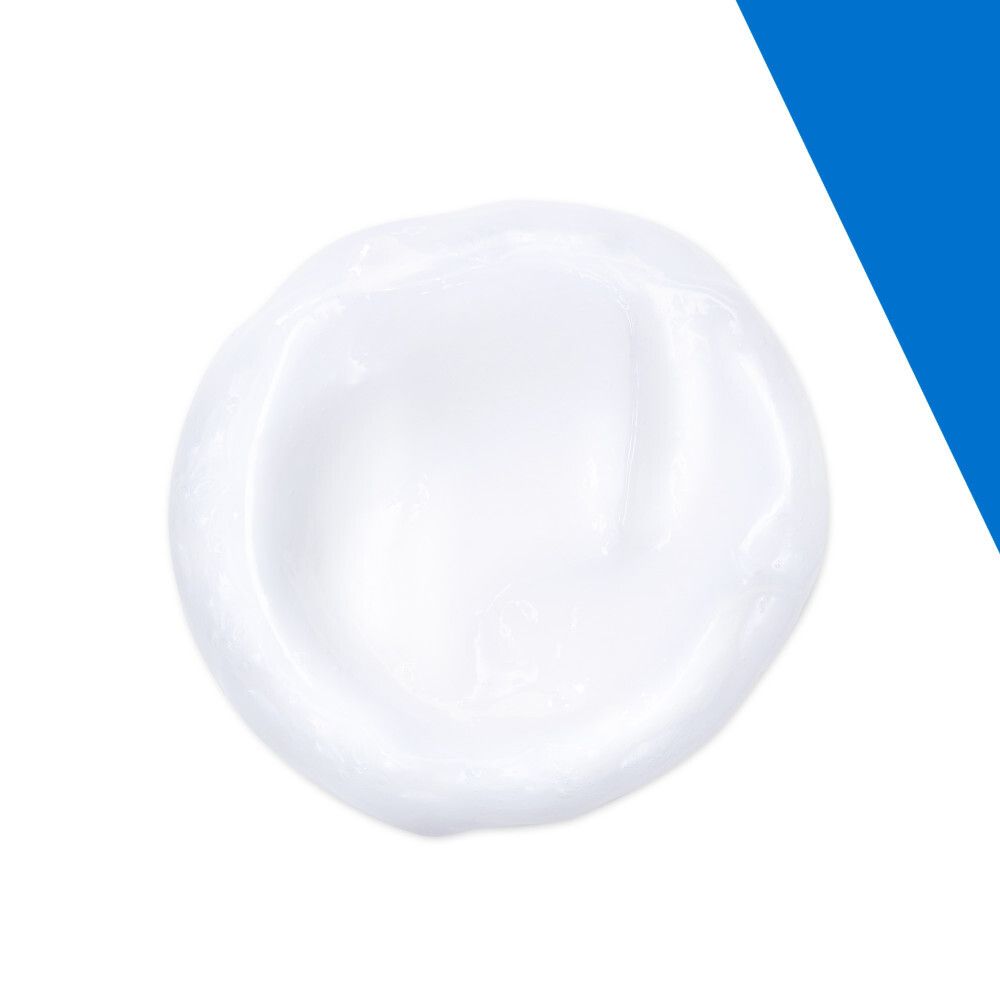 Close-up van een witte crème. Blauwe achtergrond. Tekst.