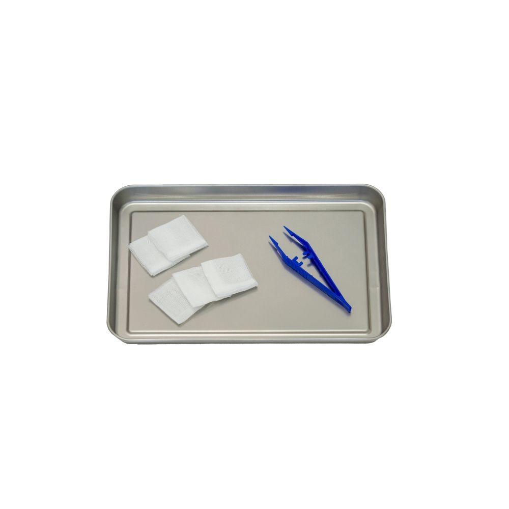 Bacs en métal avec compresses de gaze et pince bleue.