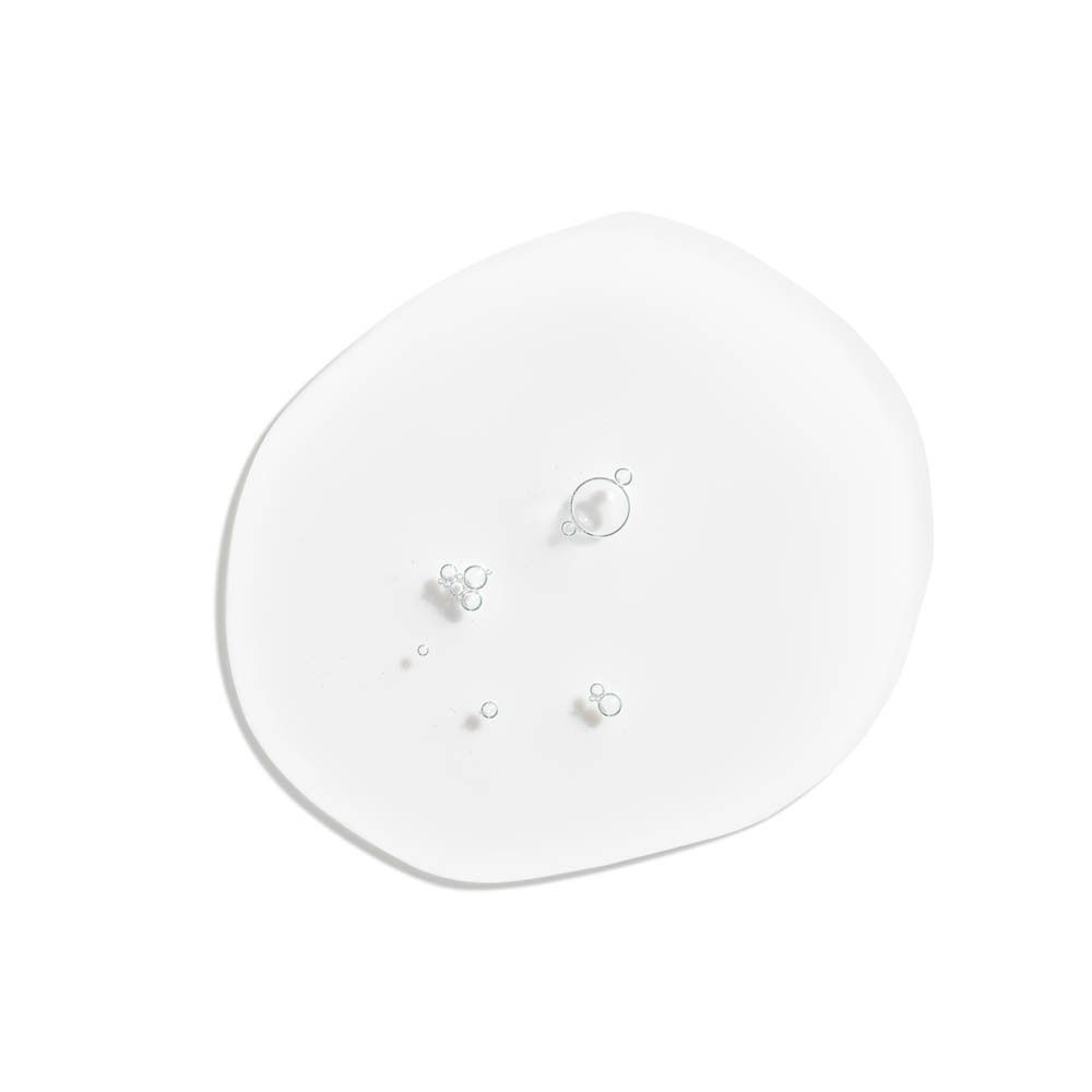 Substance liquide claire avec de petites bulles. Sur fond blanc.