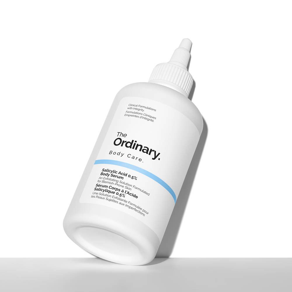 Flacon blanc avec applicateur, légèrement incliné. Inscription : The Ordinary. Salicylic Acid 0.5% Body Serum.