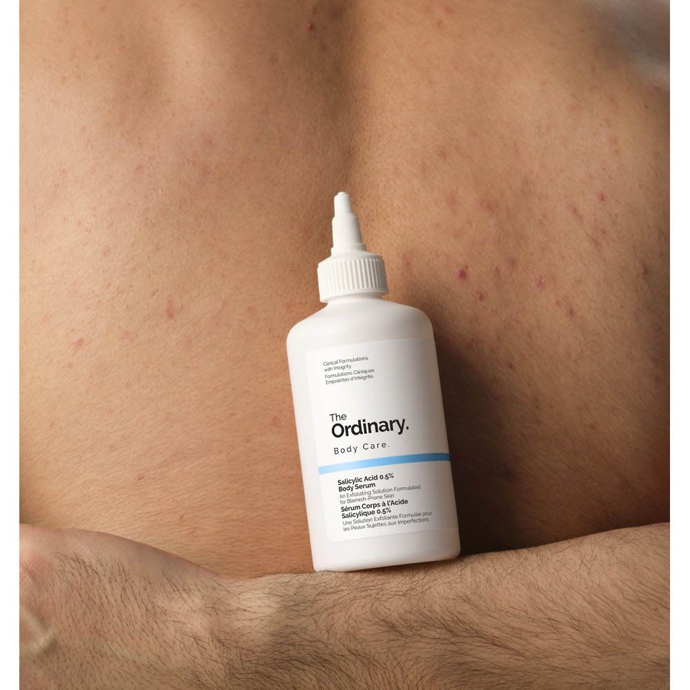 Flacon devant un dos. Inscription : The Ordinary. Salicylic Acid 0.5% Body Serum.