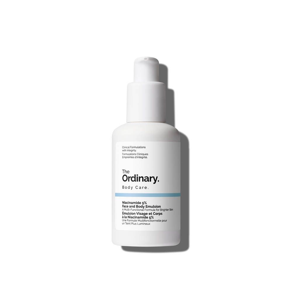 Flacon blanc avec pompe. Inscription: The Ordinary. Niacinamide 5% Face & Body Emulsion.
