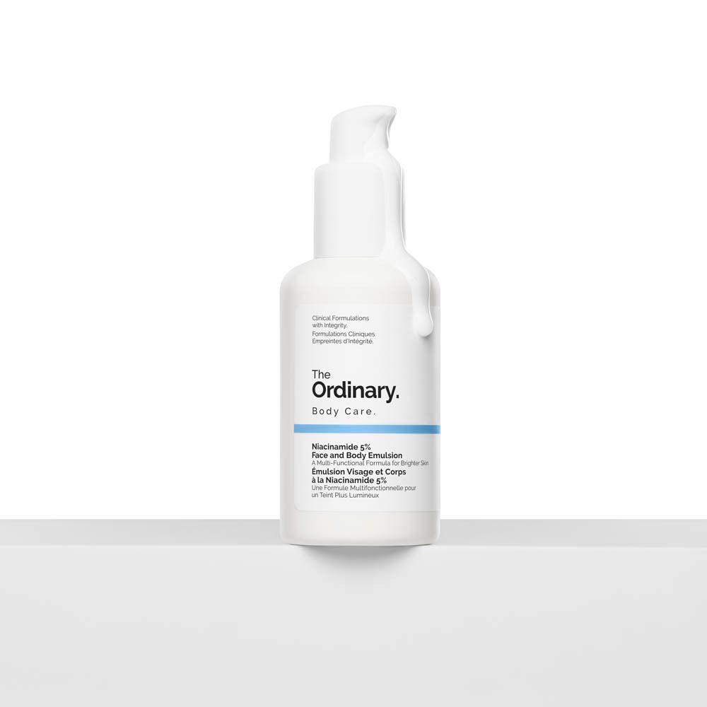 Flacon blanc avec pompe. Produit qui coule. Inscription: The Ordinary. Niacinamide 5% Face & Body Emulsion.