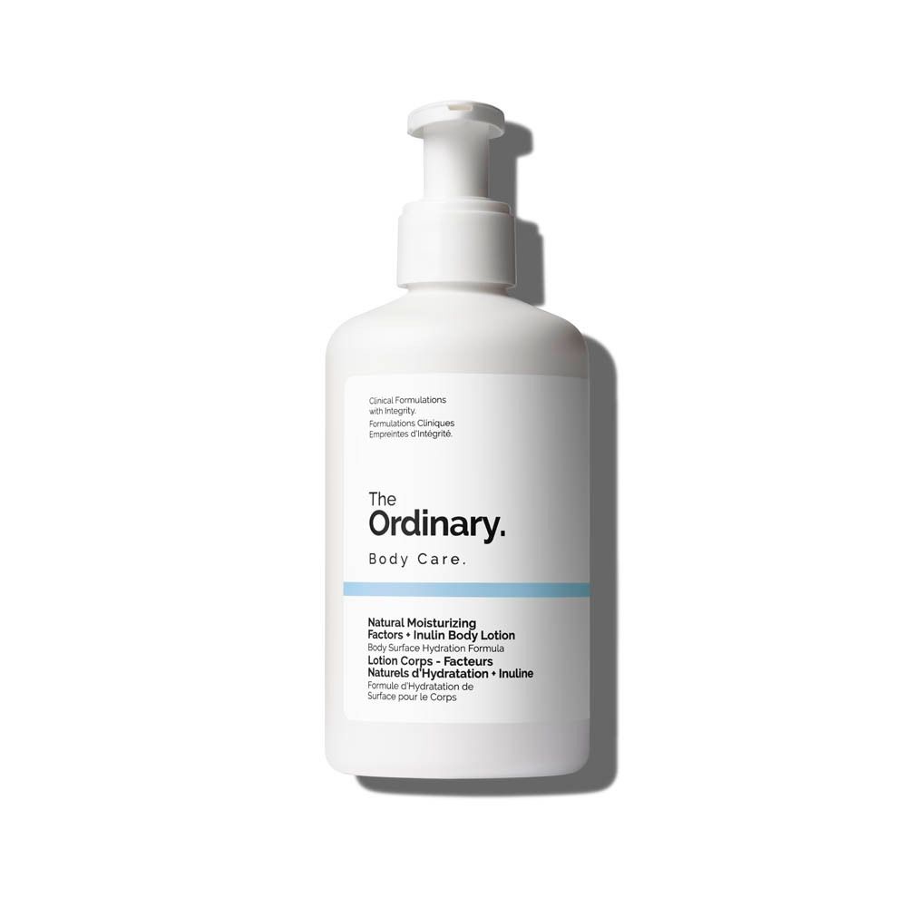 Flacon blanc avec pompe. Inscription : The Ordinary, Body Care, Natural Moisturizing Factors + Inulin Body Lotion.