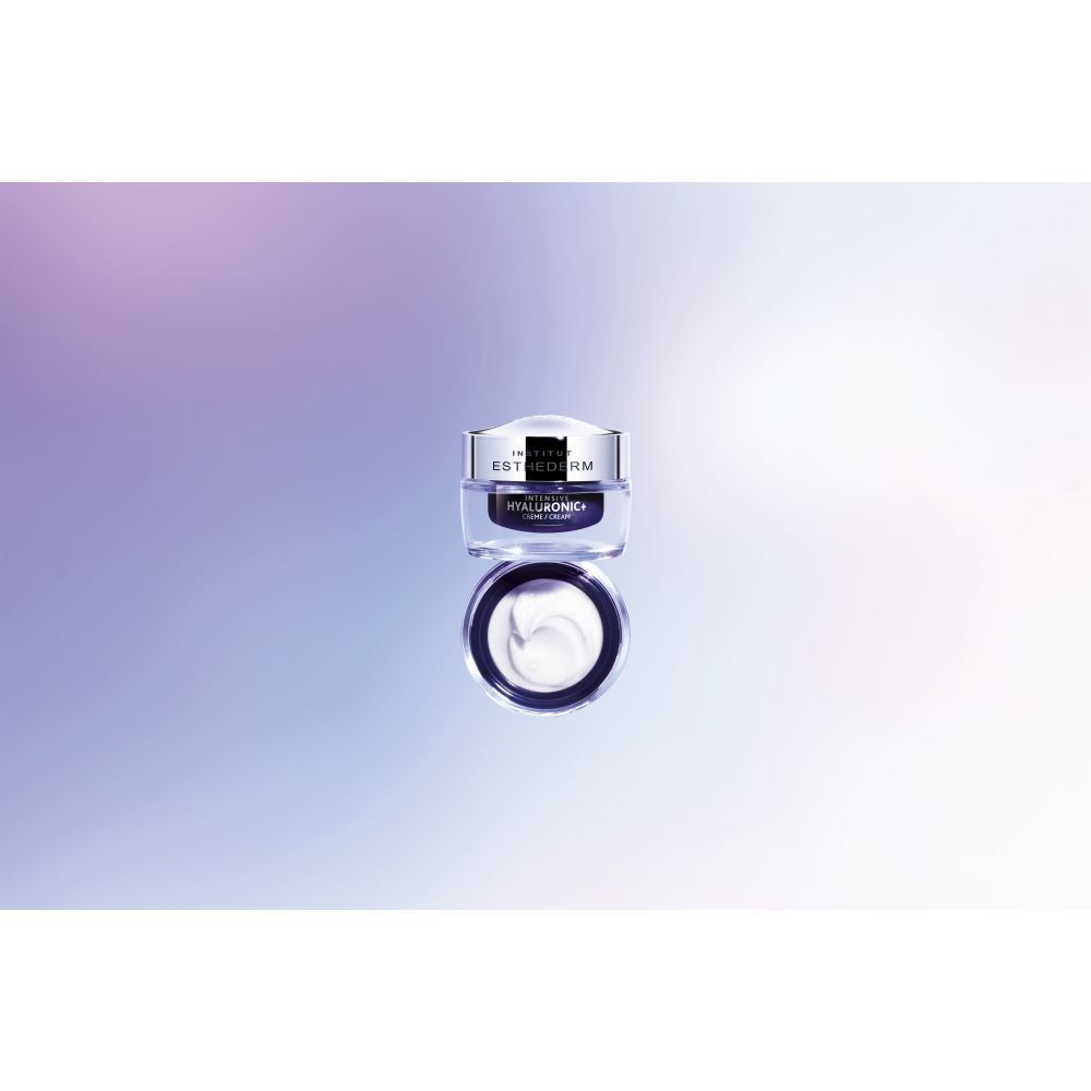 Pot en verre avec couvercle argenté. L'étiquette indique "Institut Esthederm Intensive Hyaluronic+ Crème/Cream".