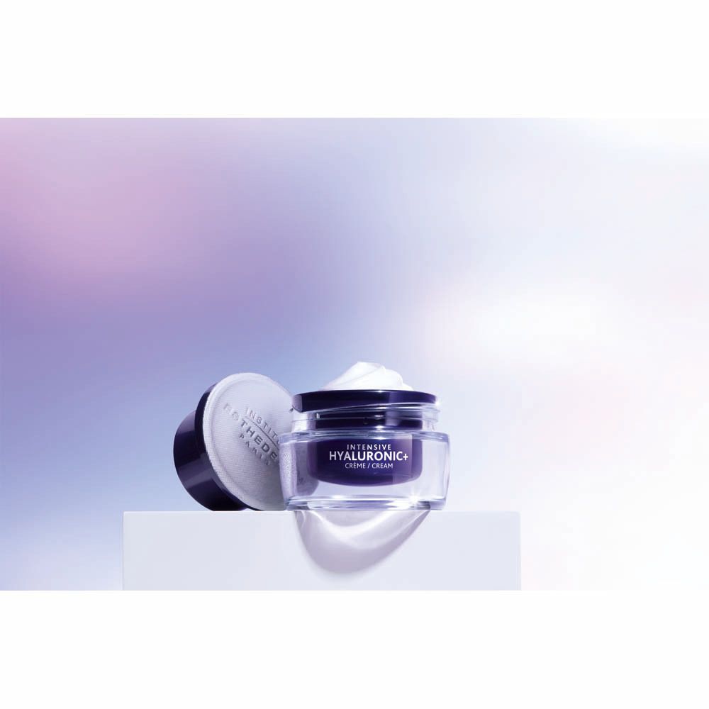 Blauw potje met deksel en crème. Opschrift: Institut Esthederm, Intensive Hyaluronic+, Crème/Cream.