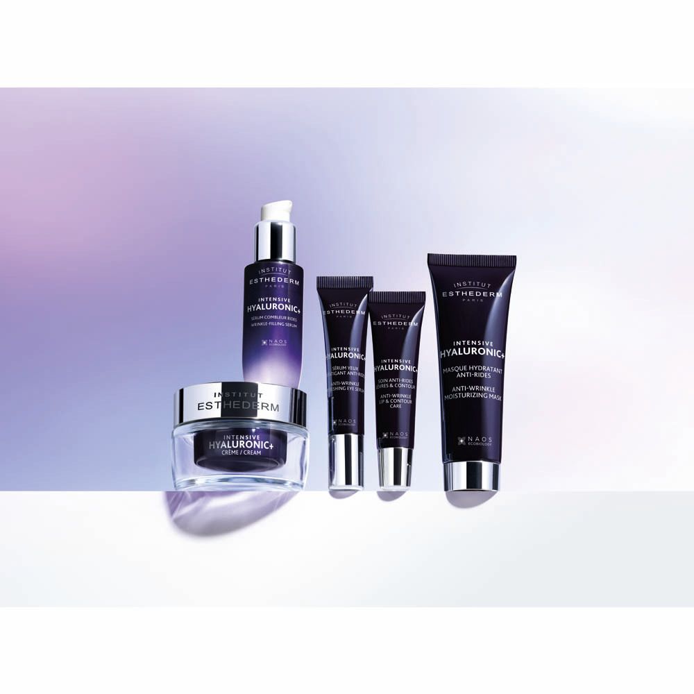 Gamme de produits. Pots, flacon, tubes bleus foncés. Texte: Institut Esthederm, Intensive Hyaluronic.