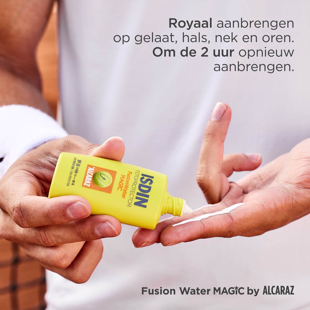 Man brengt product aan. Tekst: Royaal aanbrengen op gelaat, hals, nek en oren. Om de 2 uur opnieuw aanbrengen.