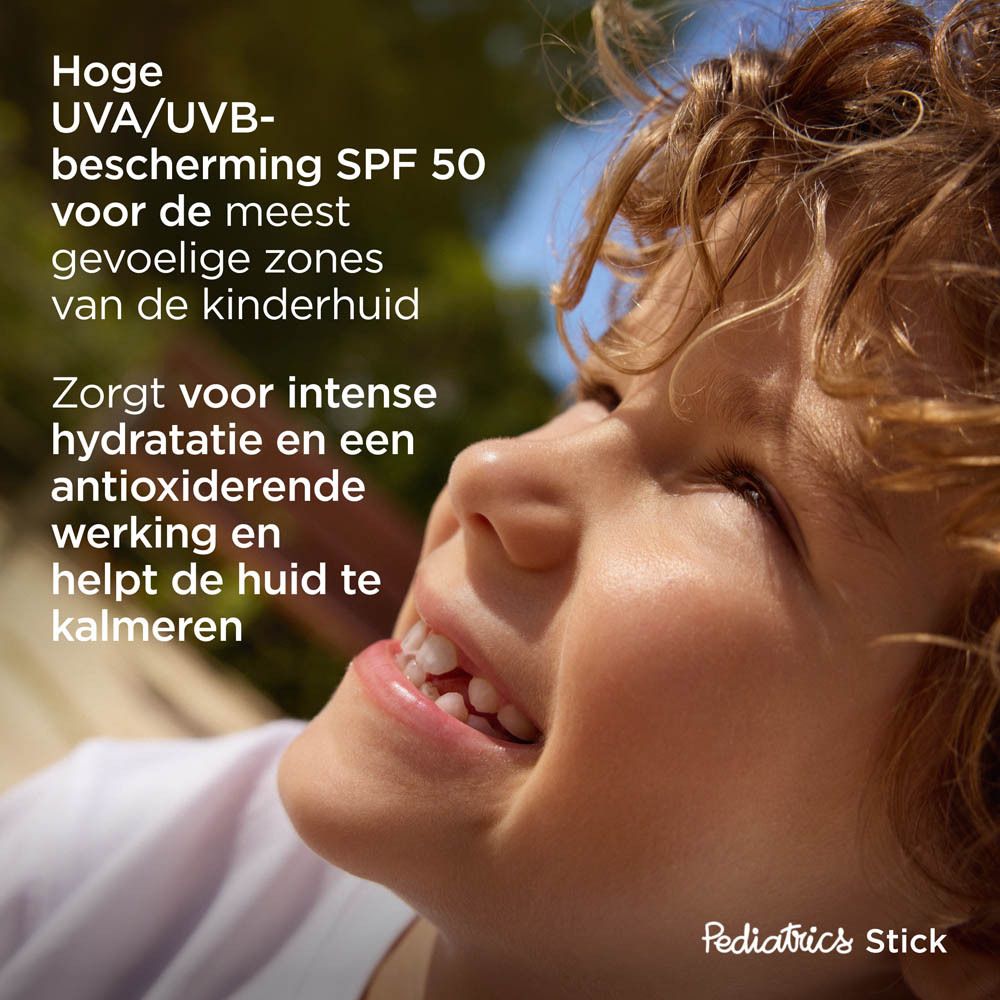 Kind kijkt omhoog. Tekst: Hoge UVA/UVB SPF 50 bescherming voor gevoelige huid.