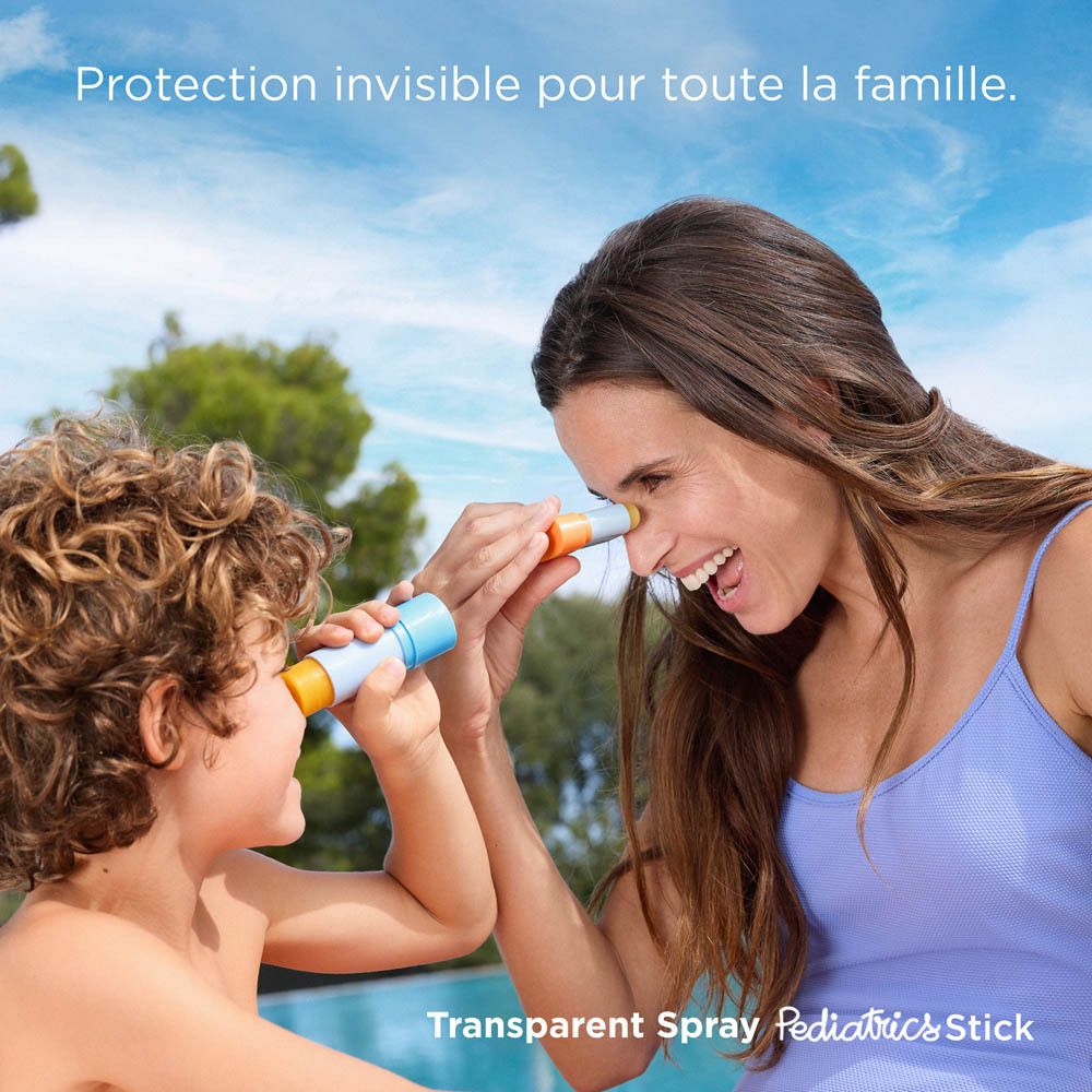 Mère et enfant avec protection solaire. Texte : Protection invisible pour toute la famille.