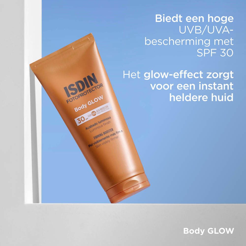 Product aangebracht op arm. ISDIN Body Glow SPF30 tube. Tekst: Lichte textuur, onmiddellijke absorptie.