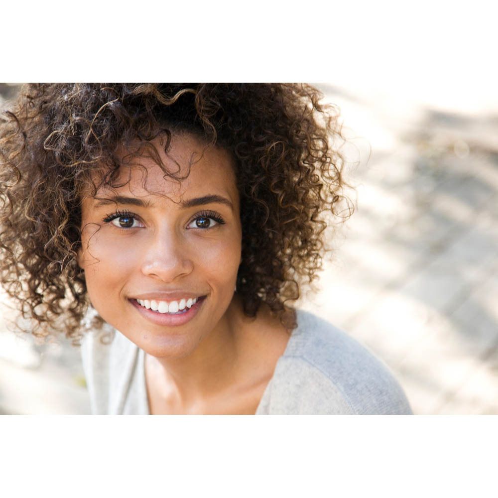 Vrouw met lichte teint. Blik omhoog. Close-up.