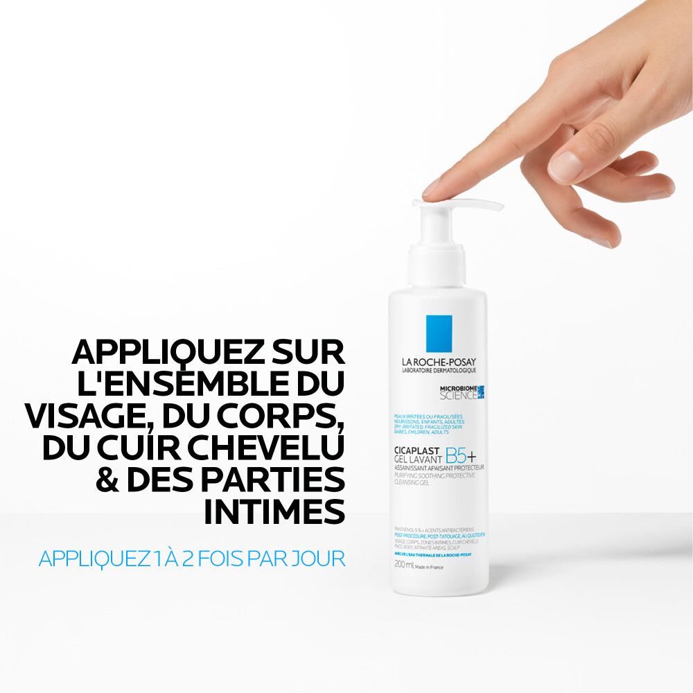 Main appuyant sur une pompe. Inscription: La Roche-Posay, Cicaplast B5+. Texte: Appliquer sur le visage, le corps, le cuir chevelu & des parties intimes.