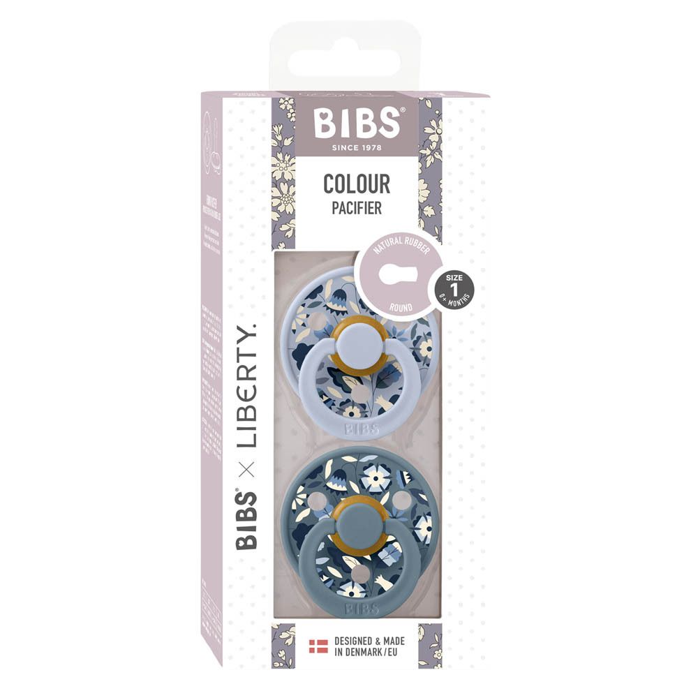 Verpakking met twee BIBS x Liberty fopspenen, Bobo Blue, 0-6 maanden. Transparant venster. Bloemenpatroon. Maat 1.