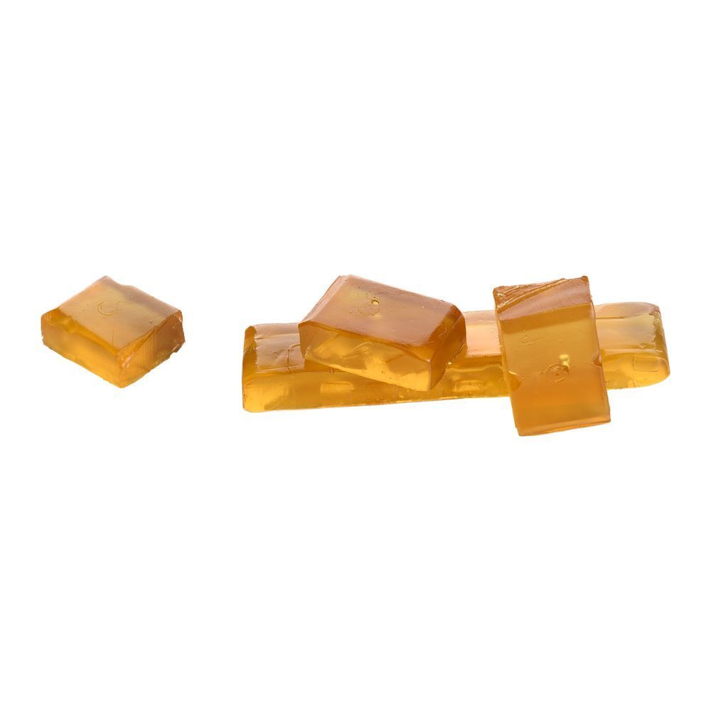 Verschillende geel-transparante gummies. Rechthoekige vorm. Op witte achtergrond.