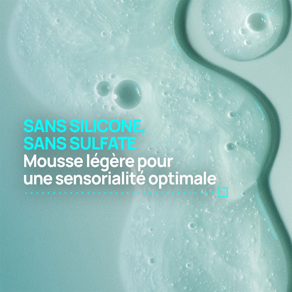 Close-up van transparante shampoo. Tekst: Zonder siliconen, zonder sulfaten. Luchtig schuim.