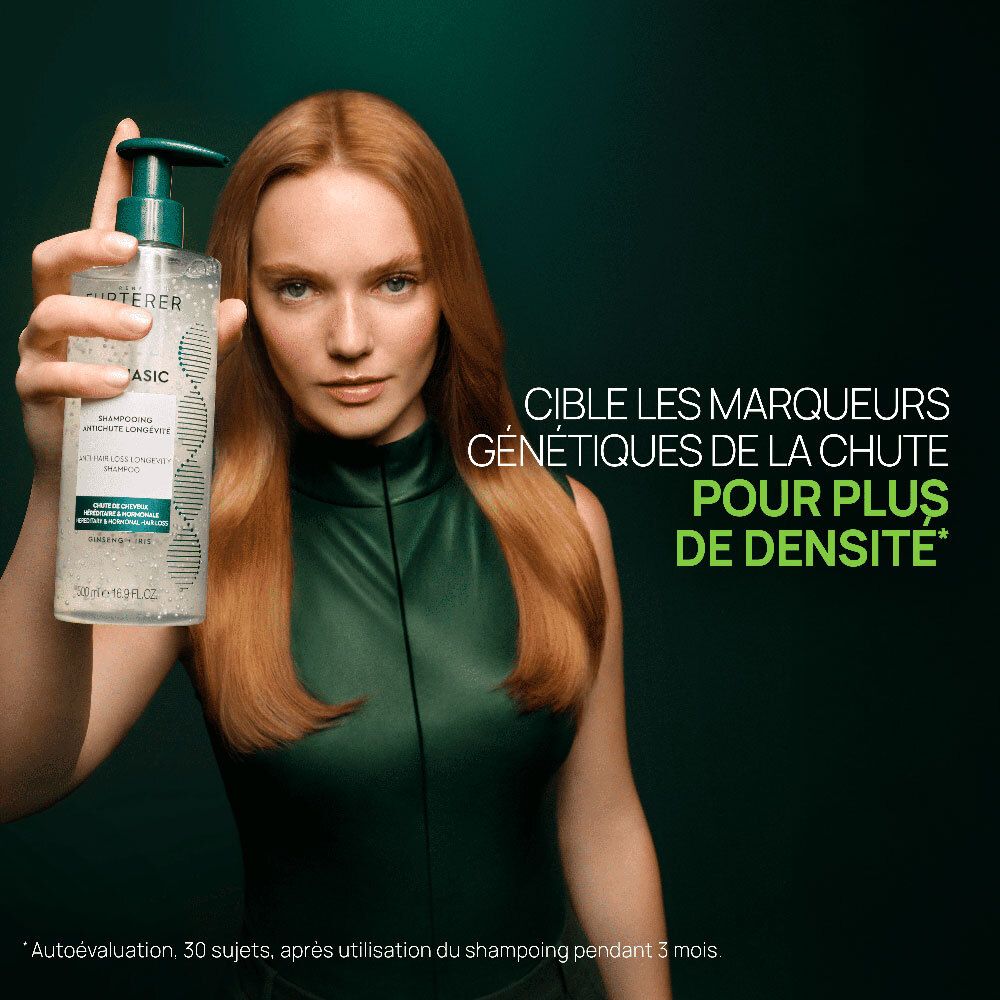 Femme tenant un flacon de shampooing. Texte: Cible les marqueurs génétiques de la chute.