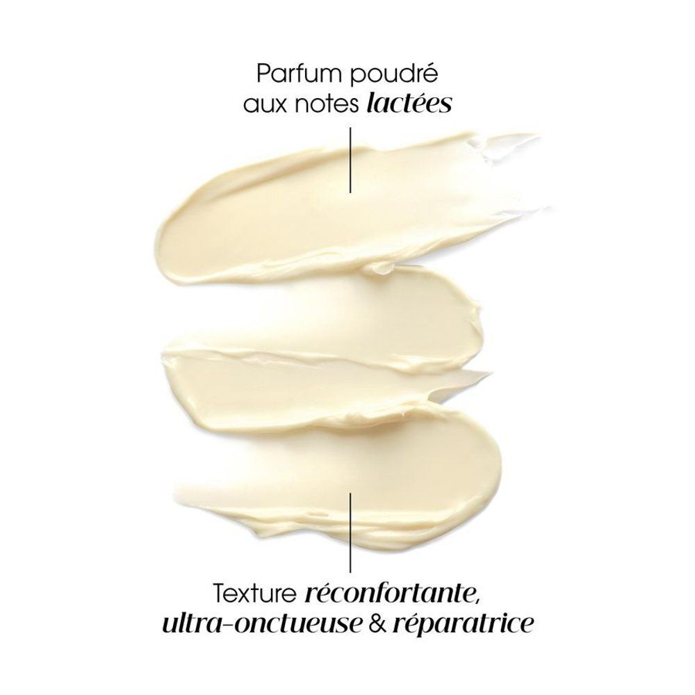 Drie crèmekleurige productmonsters op witte achtergrond. Tekst: Parfum poudré aux notes lactées.